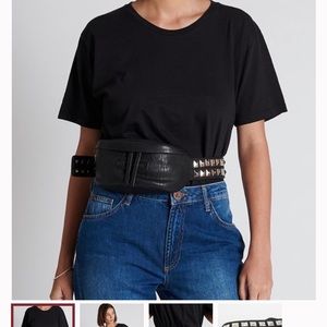 New with tags 
Brand -one teaspoon 
Size- xs 
Black w silver studs 
Leather